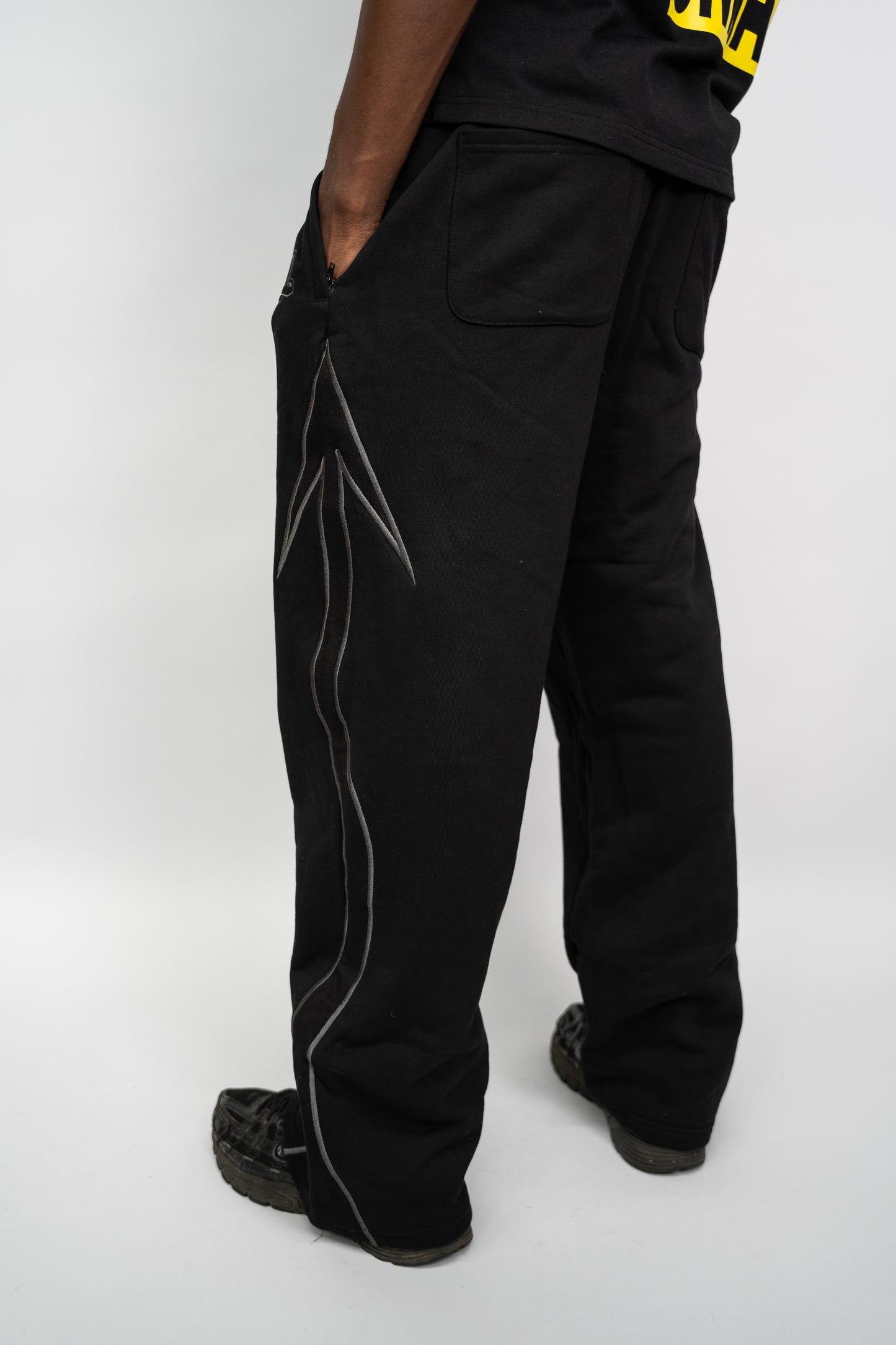 Arrow Sweatpants - Triple Black